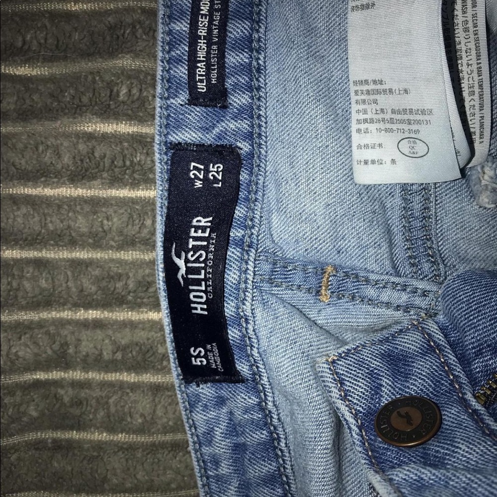 Hollister mom jeans 👖 
Size: 5  W: 27  L:25 
Price: $12
